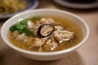 Tayvan geleneksel yemeğinin lezzetli kırmızı et çorbasını kapat.