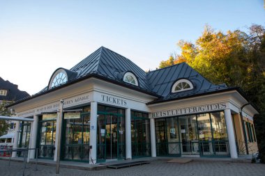 Otobüs durağı Almanya 'nın Bavyera kentindeki Neuschwanstein Kalesi' nin ziyaretçi merkezinde.