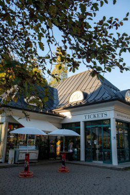 Otobüs durağı Almanya 'nın Bavyera kentindeki Neuschwanstein Kalesi' nin ziyaretçi merkezinde.