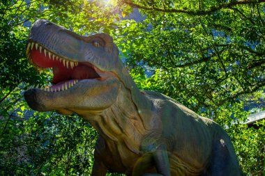 Dinozor eğlence parkında elektirikli dinozor sergisi, dinazor modeli görkemli ve canlı gibi.