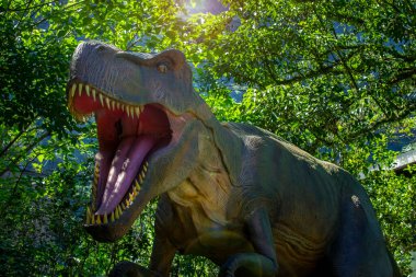 Dinozor eğlence parkında elektirikli dinozor sergisi, dinazor modeli görkemli ve canlı gibi.