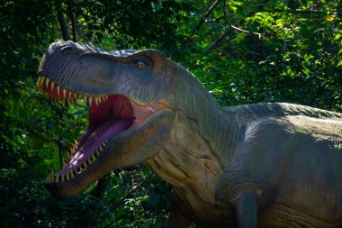 Dinozor eğlence parkında elektirikli dinozor sergisi, dinazor modeli görkemli ve canlı gibi.