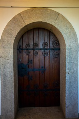 Neuschwanstein Kalesi 'nde eski ve ağır ahşap kapılar