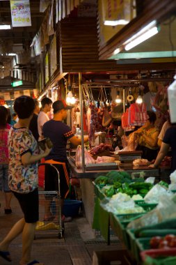 Farklı domuz kesimleriyle dolu domuz eti satıcısı rafları.