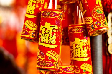 Çin Yeni Yılı için çeşitli şekillerde geleneksel Çin Yeni Yıl süslerini kapat (Metin: hayırlı, bahar, zenginlik ve hazine çekme)