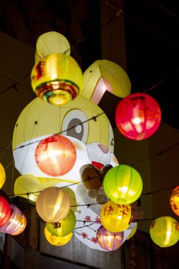 Çin geleneksel Fener Festivali, Tayvan Fener Festivali 'nde renkli fenerler (Metin: Şanslı Talih, Mutlu Yıllar)