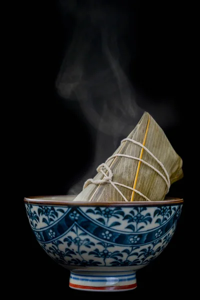 蒸肉饺子在有黑色背景的桌子上的磁碗里的蒸肉饺子 — 图库照片