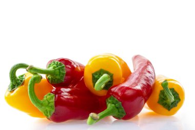 Beyaz arka planda kırmızı ve sarı dolmalık biberler.