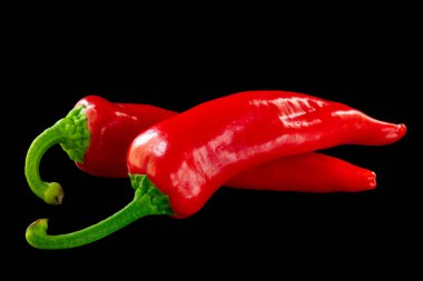 Siyah arka planda kırmızı taze dolmalık biber