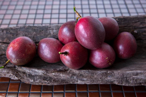 Fruit Passion Mûr Dans Une Baignoire Bois Sur Table — Photo