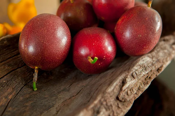 Dojrzałe Owoce Męczennicy Drewnianej Wannie Stole — Zdjęcie stockowe