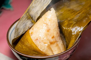 Masanın üzerindeki manyetik kasede buharda pişmiş bir köfteyi açıyorum.