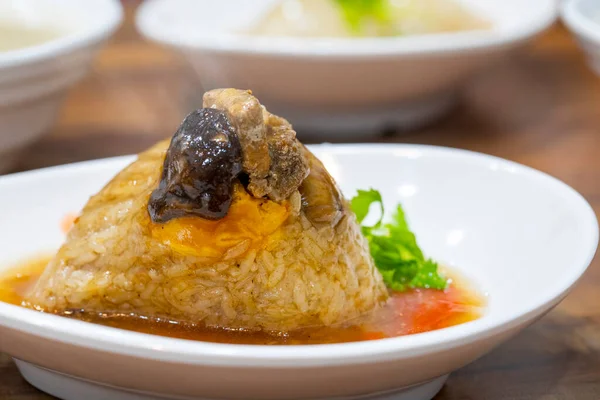 stock image There is a steaming meat dumpling in a magnetic bowl on the table