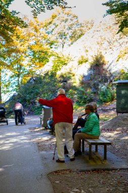 Almanya 'nın Bavyera kentindeki Neuschwanstein Kalesi Parkı' nı ziyaret eden insanlar (11 Ekim 2017, Almanya, Bavyera)
