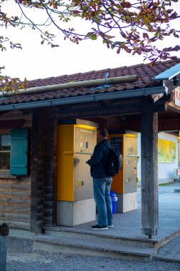 Almanya 'daki Neuschwanstein Şatosu turu için park alanında ödeme yapan turistler (11 Ekim 2017, Almanya, Bavyera)