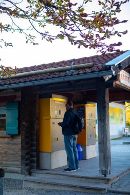 Almanya 'daki Neuschwanstein Şatosu turu için park alanında ödeme yapan turistler (11 Ekim 2017, Almanya, Bavyera)