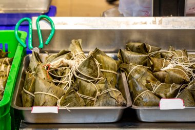 Zongzi, Ejder Gemisi Festivali 'nden önce Nanmen Pazarı' nda satıcılar tarafından satıldı.