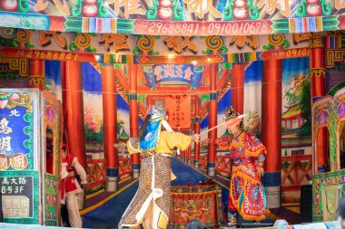 Tapınağın önünde, birçok insan Tayvan 'da geleneksel bir halk operası olan Gezixi' nin performansını izliyor. (2020 09 Taipei, Tayvan)