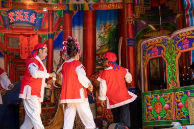 Tapınağın önünde, birçok insan Tayvan 'da geleneksel bir halk operası olan Gezixi' nin performansını izliyor. (2020 09 Taipei, Tayvan)