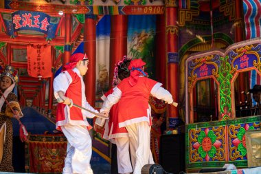 Tapınağın önünde, birçok insan Tayvan 'da geleneksel bir halk operası olan Gezixi' nin performansını izliyor. (2020 09 Taipei, Tayvan)