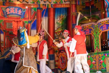 Tapınağın önünde, birçok insan Tayvan 'da geleneksel bir halk operası olan Gezixi' nin performansını izliyor. (2020 09 Taipei, Tayvan)