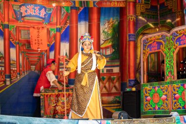 Tapınağın önünde, birçok insan Tayvan 'da geleneksel bir halk operası olan Gezixi' nin performansını izliyor. (2020 09 Taipei, Tayvan)