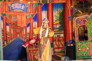 Tapınağın önünde, birçok insan Tayvan 'da geleneksel bir halk operası olan Gezixi' nin performansını izliyor. (2020 09 Taipei, Tayvan)