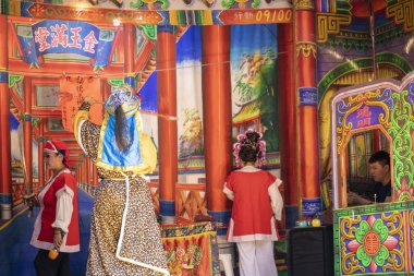 Tapınağın önünde, birçok insan Tayvan 'da geleneksel bir halk operası olan Gezixi' nin performansını izliyor. (2020 09 Taipei, Tayvan)