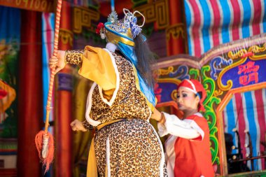 Tapınağın önünde, birçok insan Tayvan 'da geleneksel bir halk operası olan Gezixi' nin performansını izliyor. (2020 09 Taipei, Tayvan)
