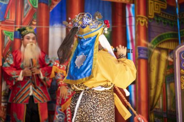 Tapınağın önünde, birçok insan Tayvan 'da geleneksel bir halk operası olan Gezixi' nin performansını izliyor. (2020 09 Taipei, Tayvan)