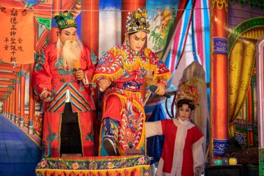 Tapınağın önünde, birçok insan Tayvan 'da geleneksel bir halk operası olan Gezixi' nin performansını izliyor. (2020 09 Taipei, Tayvan)