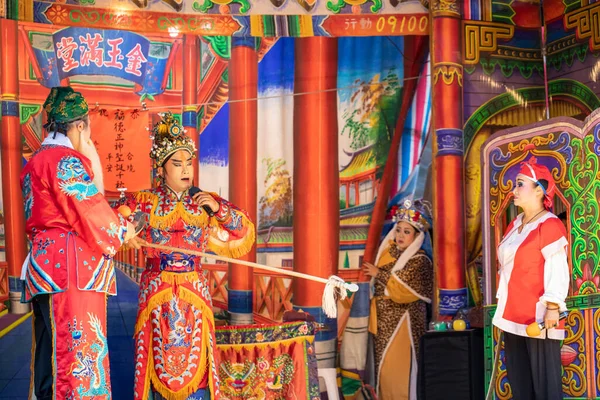 Перед Храмом Многие Смотрят Представление Традиционной Народной Оперы Гезиси Тайване — стоковое фото