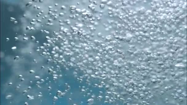 天然の澄んだミネラルウォーターの泡の高速撮影 — ストック動画