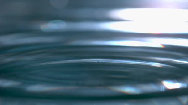 水滴落下的高速特写和波纹 — 图库视频影像