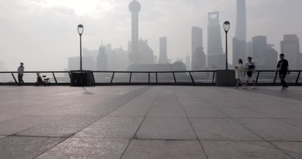 Shanghai Oriental Pearl Tower Και Άνθρωποι Τζόκινγκ Στο Bund Κάτω — Αρχείο Βίντεο