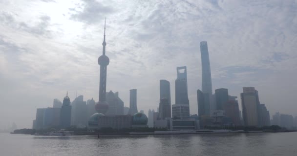 朝の霧の下で上海オリエンタルパールタワー — ストック動画