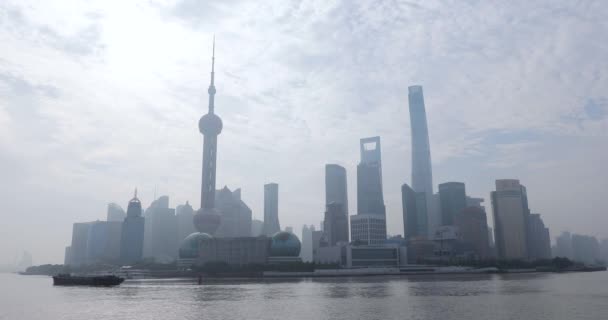 Shanghai Oriental Pearl Tower Dimman Morgonen — Stockvideo