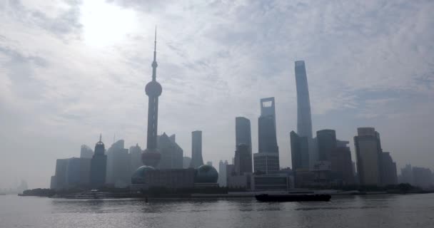 Шанхайская Восточная Жемчужная Башня Туманом Утром — стоковое видео