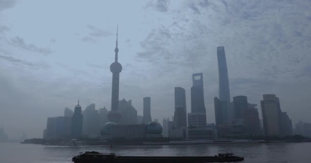 Shanghai Oriental Pearl Tower Κάτω Από Την Ομίχλη Πρωί — Αρχείο Βίντεο