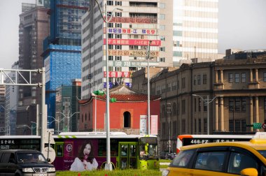 Taipei Posta Ofisi ve Beimen Şehir Kapısı Taipei City 'deki tarihi yapılardır (28 Ekim 2016, Taipei, Tayvan).)