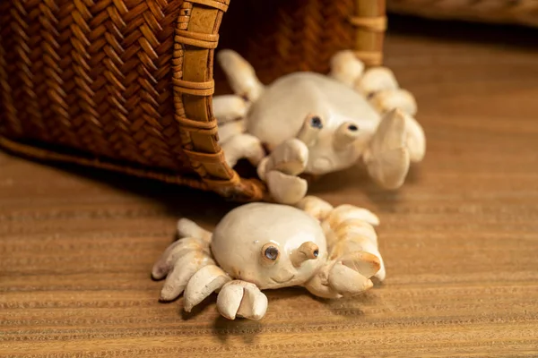 精美手工制作的陶器螃蟹和竹篮 — 图库照片