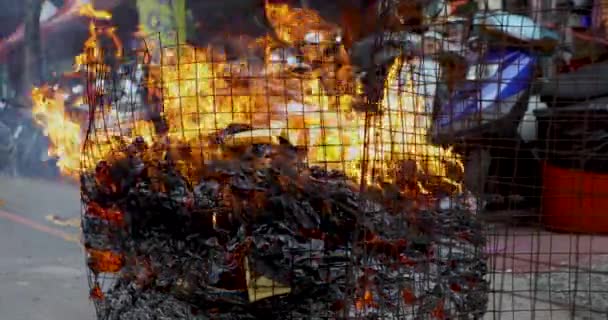 Pudu Gelovigen Verbranden Papiergeld Tijdens Het Chinese Ghost Festival — Stockvideo