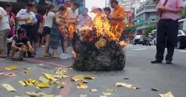 中国のゴーストフェスティバル 2018 Taipei の間に紙幣を燃やします — ストック動画