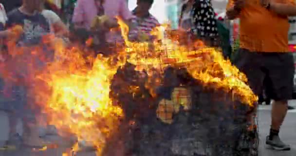 Верующие Пуду Сжигают Бумажные Деньги Время Китайского Фестиваля Призраков 2018 — стоковое видео