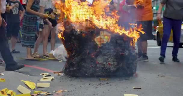 中国のゴーストフェスティバル 2018 Taipei の間に紙幣を燃やします — ストック動画
