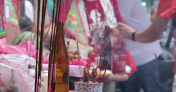 浦东的信徒在中国鬼节期间焚烧纸钱 — 图库视频影像