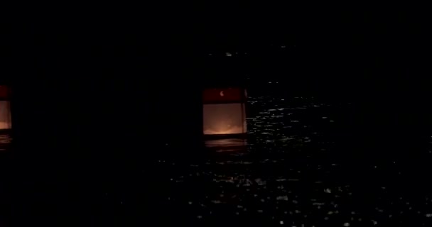Люди Випускають Водяні Ліхтарі Щоб Молитися Безпеку Церемонії Жертвопринесення Пуду — стокове відео