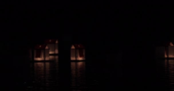 사람들은 축제의 의식에서 안전을 기도하기 등불을 놓습니다 — 비디오