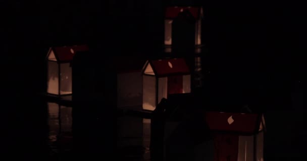 Persone Rilasciano Lanterne Acqua Pregare Sicurezza Nella Cerimonia Del Sacrificio — Video Stock