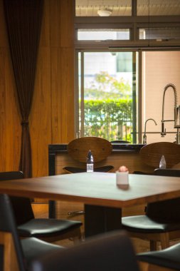 Öğleden sonra sessiz bir kahvehanenin köşesinde sessiz bir kahve masası.